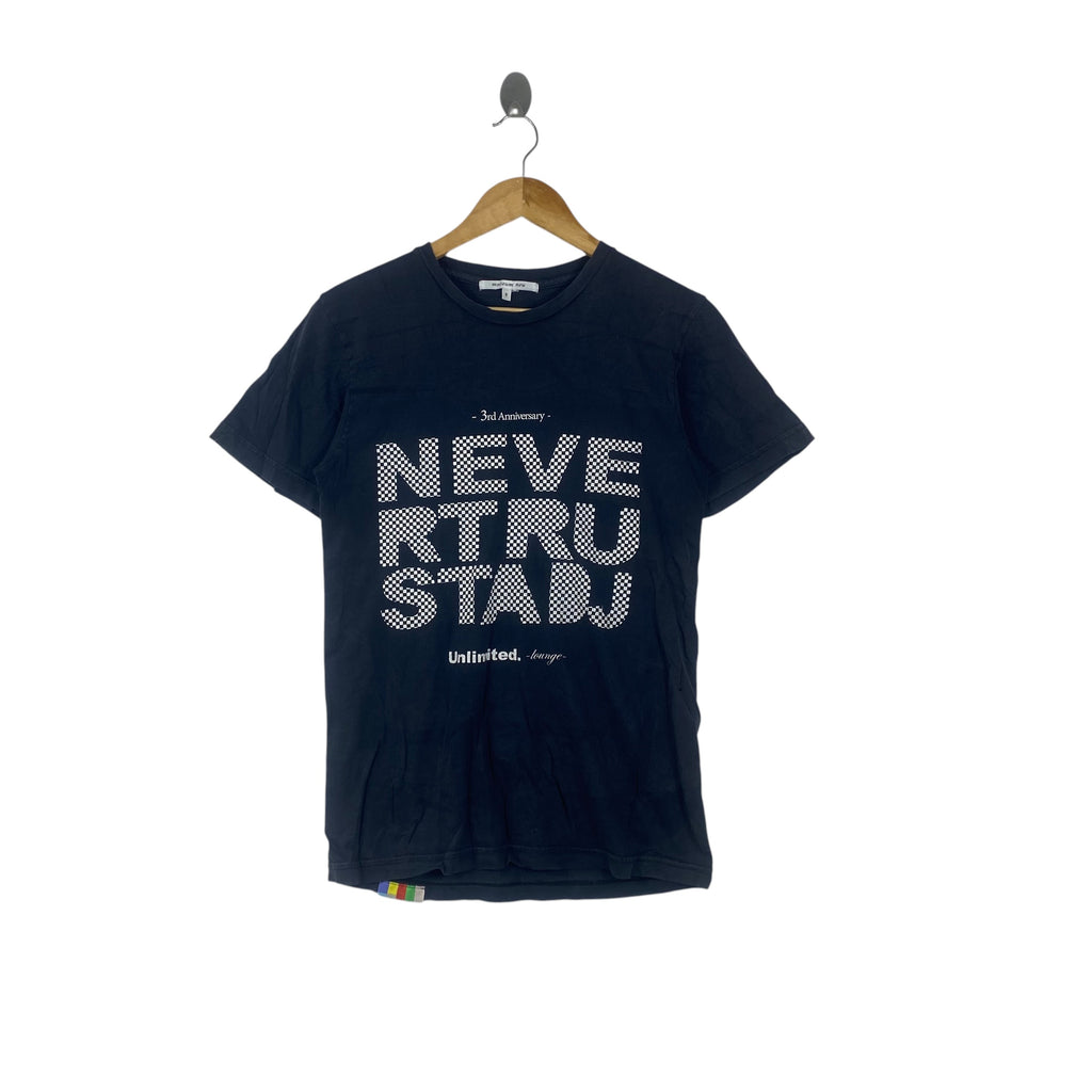 Vintage MUSEUM NEU 3rd Anniversary Never Trust Nobody Graphic Print Tee Shirt Streetwear Casual Style Short Sleeve